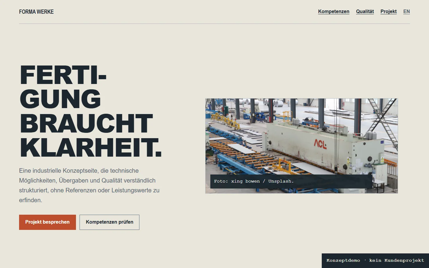 Hero-Screenshot der Industrie-Konzeptseite mit prägnanter Typografie und Produktionshalle
